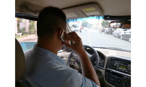 Đề xuất cấm dùng điện thoại di động khi lái ôtô