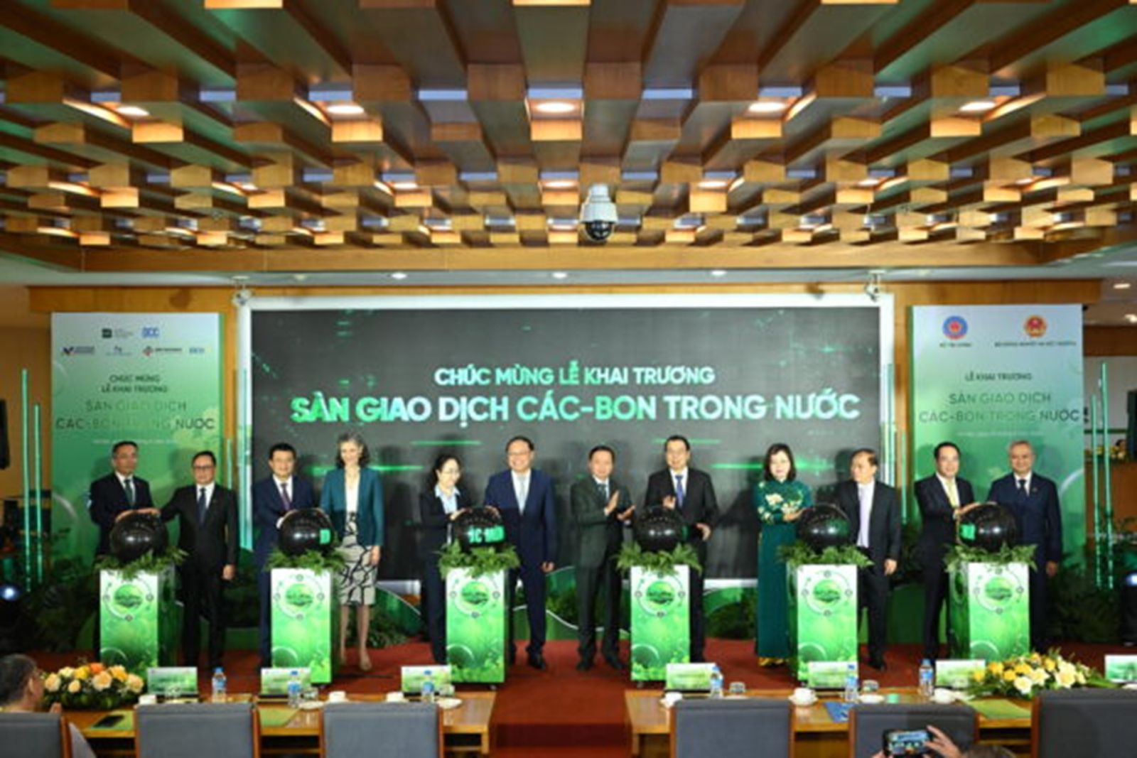 /chuc-mung-le-khai-truong-san-giao-dich-carbon-trong-nuoc